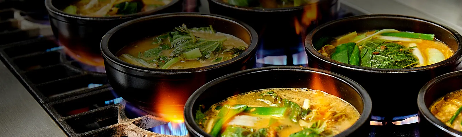 화구 위에서 끓는 통큰흑염소 뚝배기